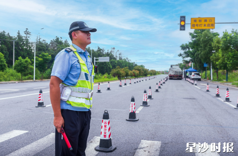 交警正在引导货车有序接受检查。