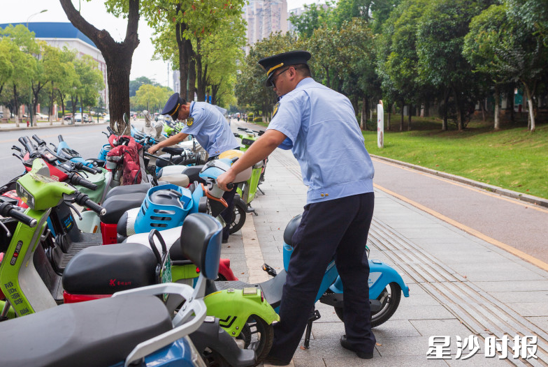执法队员将共享单车摆整齐。