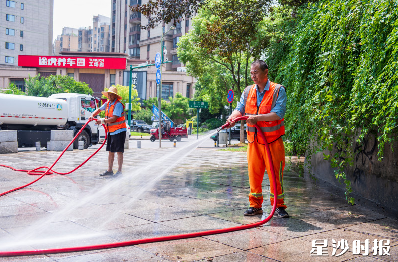 环卫工人正在冲洗地面。