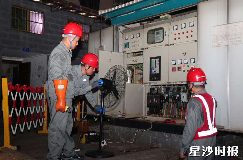 国网长沙县供电公司工作人员正在开展作业。