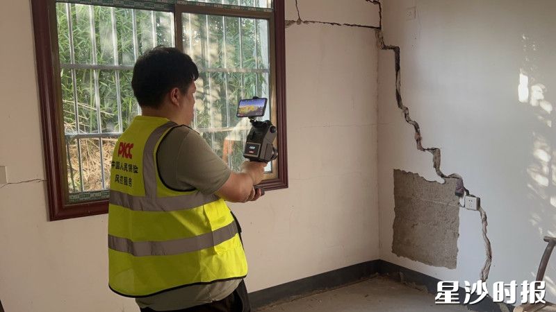 工作人员运用专业热成像设备,对房屋内部隐患精准检测。