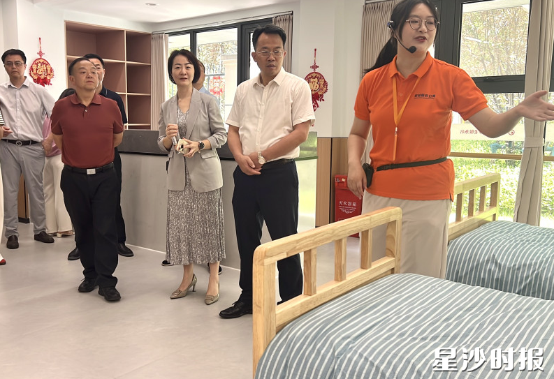 调研组在利槟社区居家养老服务站考察。均为林正茂 摄