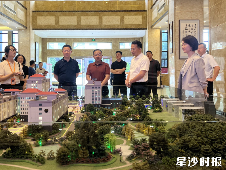 调研组听取星城颐养公寓基本情况介绍。