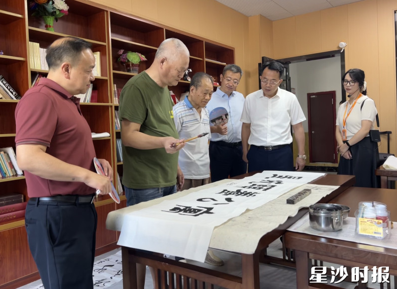 调研组考察星城颐养公寓老年大学，与长者亲切交流。