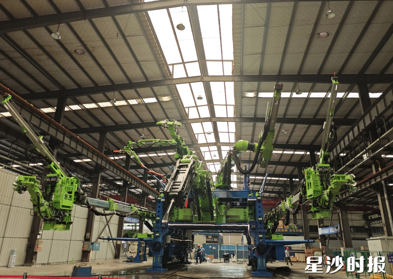 图为企业自主研发生产的掘进支护一体机组。均为杨源 摄