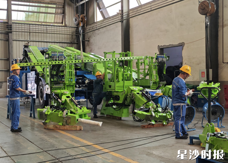 图为企业生产车间。