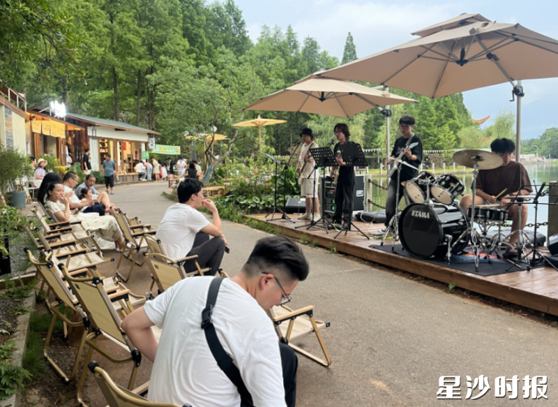 游客一边喝茶咖一边欣赏音乐。“印小鱼”茶咖馆供图