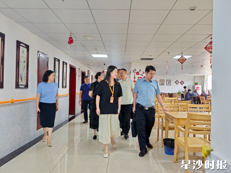 调研组在星城颐养公寓考察。 均为星城控股集团供图