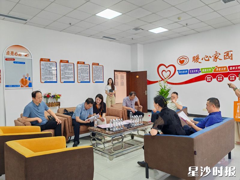 调研组深入“暖心家园”项目阵地了解相关情况。