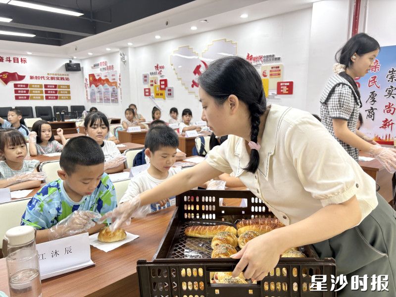 托管班老师正在给孩子们发放休闲小点心。均为彭永礼摄