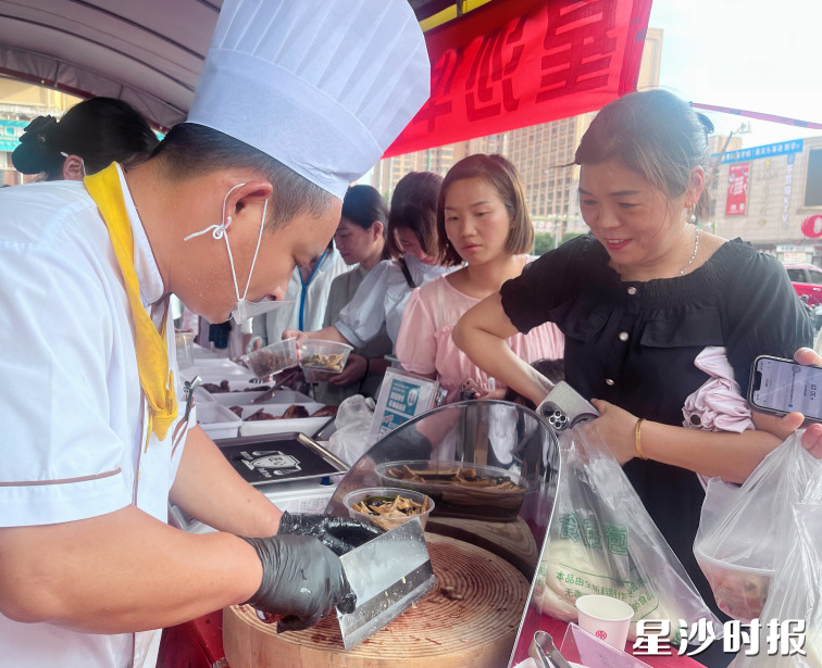 星沙华天大酒店摆起夜市摊，众多市民闻讯前来选购。王俊 摄