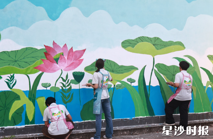湖南师范大学美术学院“艺韵乡兴”实践队的学生正在进行墙画绘制。均为受访者供图