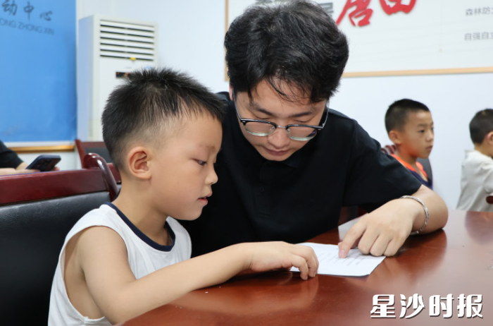 “大孩带小孩 携手向未来”暑期夏令营活动。