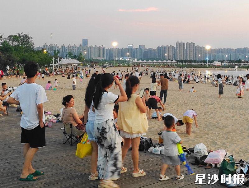 湖南松雅湖国家湿地公园内人头攒动，在夏日傍晚感受惬意生活。叶甜 摄