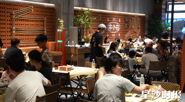 串小白星沙店开业以来，人气居高不下。白天歌 摄