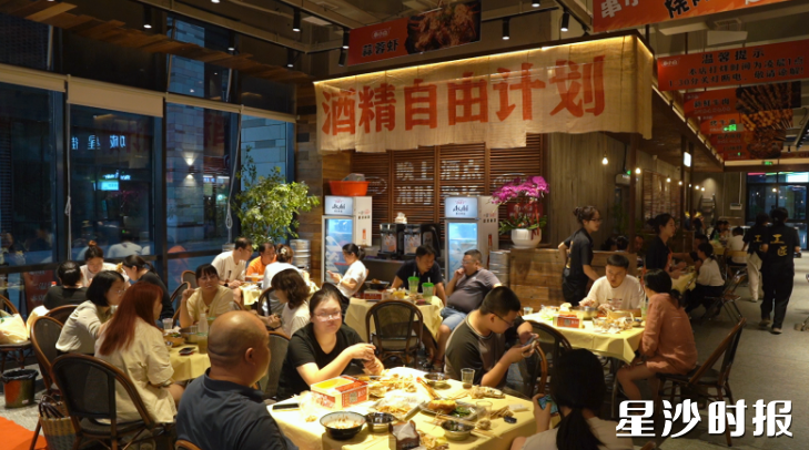 串小白烧烤星沙店吸引众多顾客。白天歌 摄