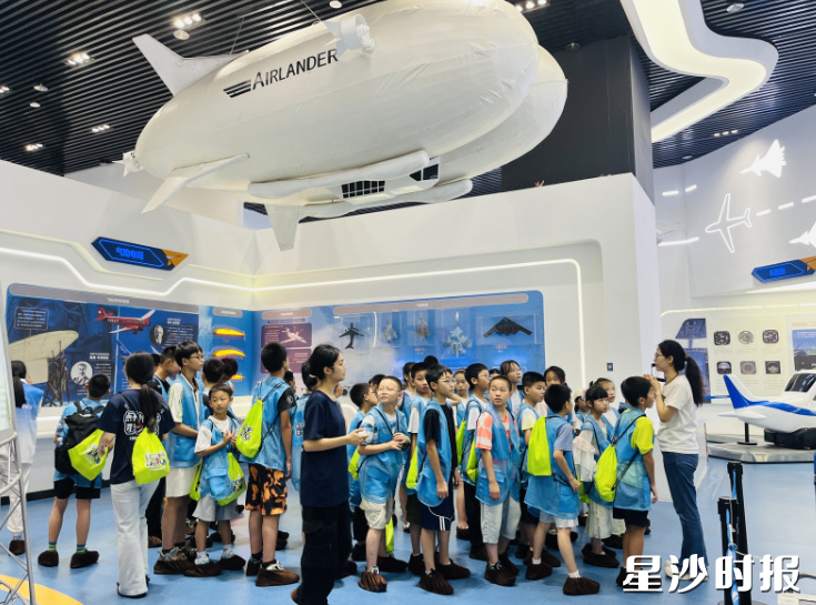 在“送科技下乡”活动中，孩子们学习热情高涨。