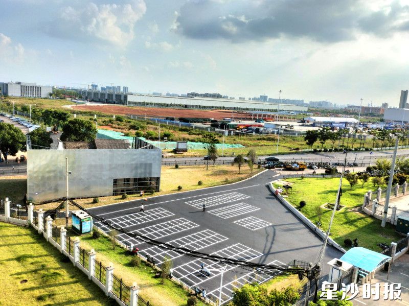 将闲置空地改建为停车场。区域面貌焕然一新。均为黄花镇供图
