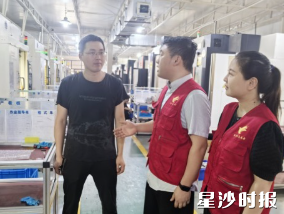 王锦卓、周维向企业工作人员叮嘱加强安全防范。郭银 摄