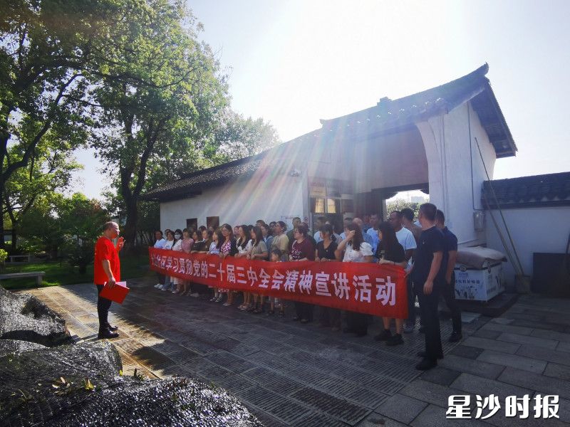 图为在许光达故居开展的宣讲活动。社区供图