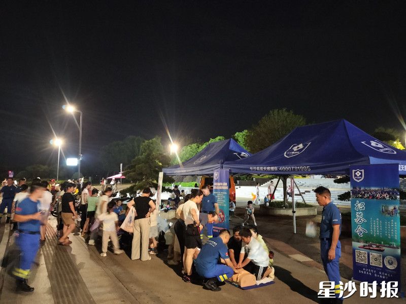 志愿者们用通俗的语言讲解心肺复苏、AED使用、创伤包扎、海姆立克急救法等知识。