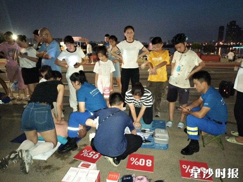 长沙县志愿服务联合会与长沙县蓝天救援队联合开设“急救地摊”吸引市民驻足学习。均为长沙县志愿服务联合会供图