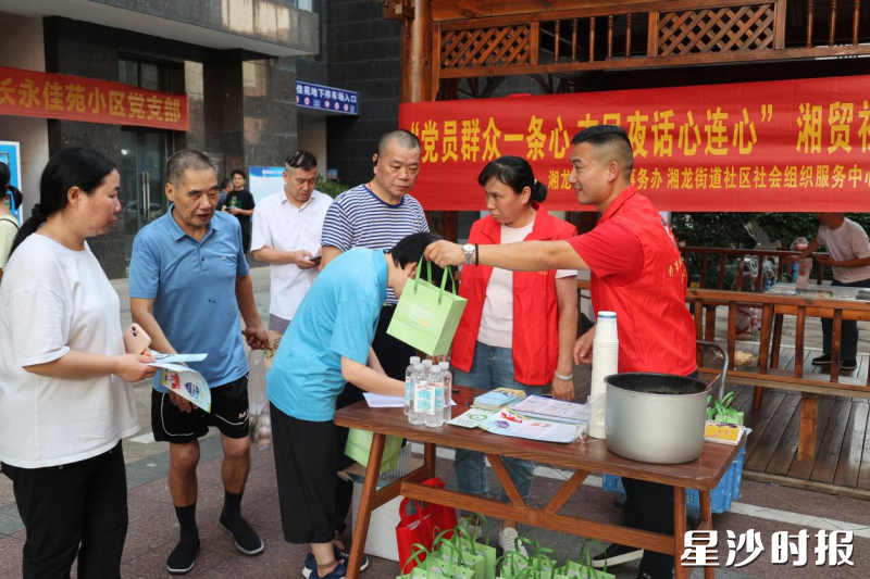工作人员现场为居民们送上“清凉大礼包”。