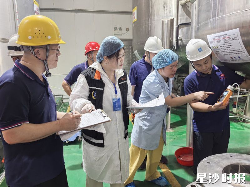 专业人员进行气体检测工作。均为刘梓嫣 摄