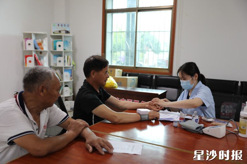 医院人员为退役军人量血压、测血糖。均为周汝洁 摄