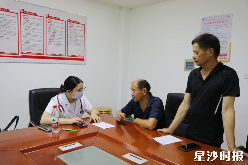 医护人员耐心细致地询问退役军人的既往病史、生活习惯等情况。