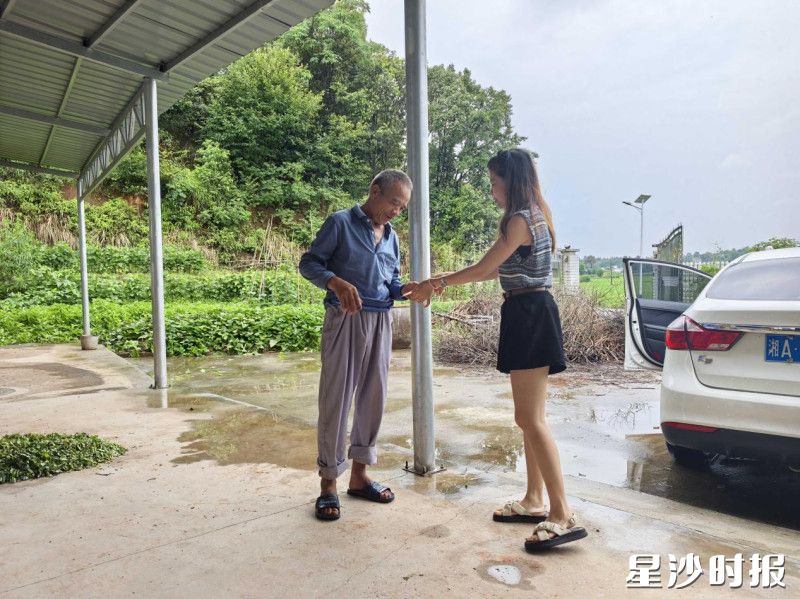 陈双在日常走访中了解到彭春桂家西瓜滞销的难题。江背镇供图