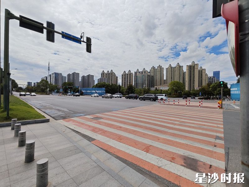 如今的滨湖路，早晚高峰见不到大货车乱行，市民可以踩着彩色斑马线安心走到安全岛。杨源 摄