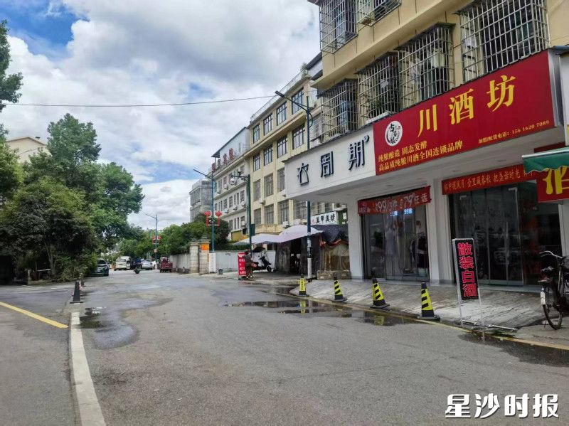 如今，马路市场沿街干净整洁，为居民出行带来良好的生活环境。社区供图