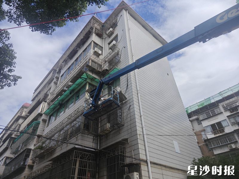 施工人员对老旧小区进行外立面改造。