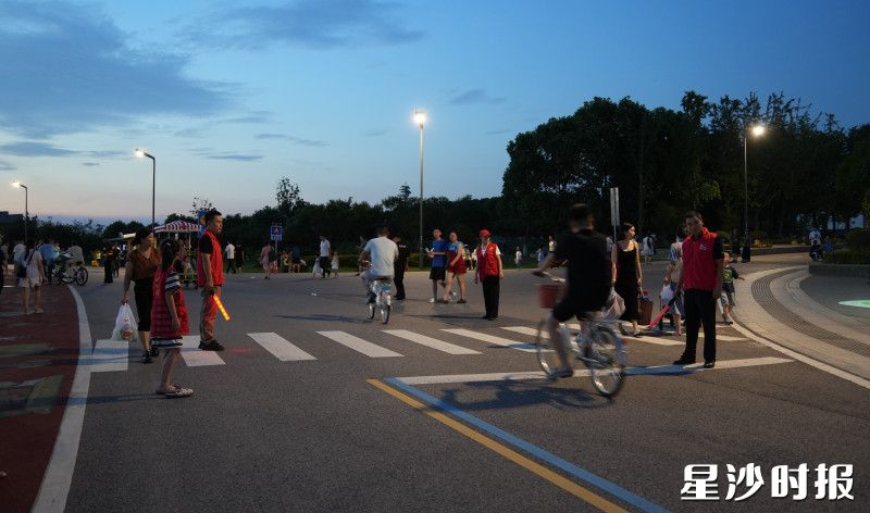 长沙县松雅湖生态新城发展中心的党员干部在湖南松雅湖国家湿地公园开展骑行劝导。均为邓波 摄