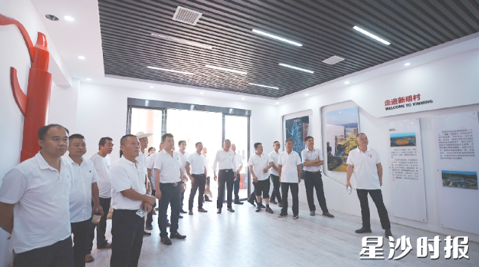 学员在果园镇新明村实地参观。均为江背镇供图