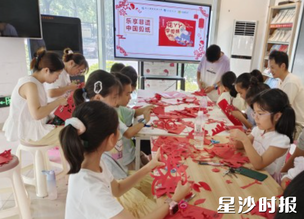 孩子们动手制作剪纸。
