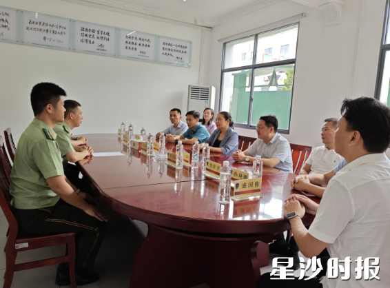 慰问现场。杨源 摄
