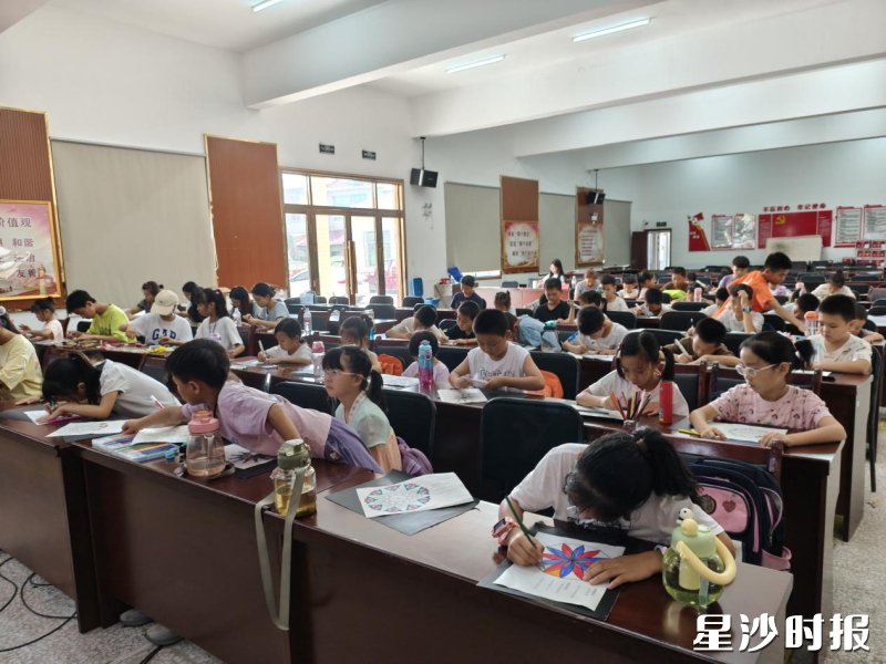 孩子们进行创意手工制作。