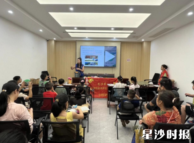 志愿者现场讲解垃圾分类知识。社区供图