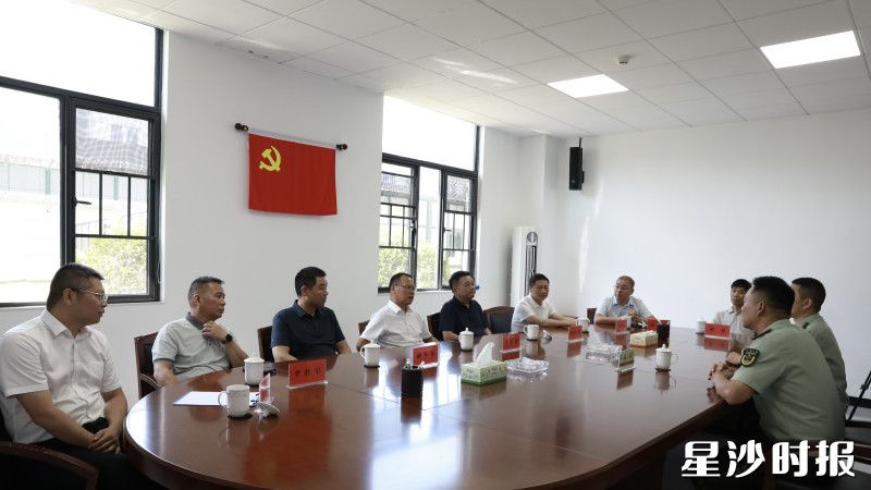 王国良一行与武警长沙支队三大队十四中队官兵座谈。周汝洁 摄