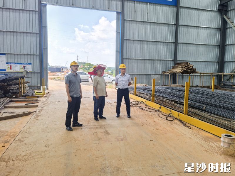 专项检查组深入施工工地进行安全生产检查。长沙县住房和城乡建设局供图