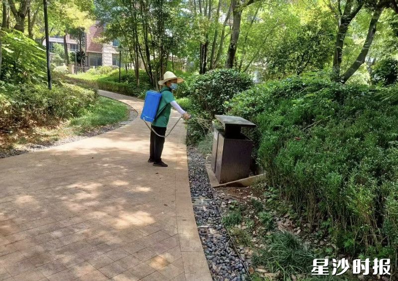 星湖湾小区的物业工作人员正在小区进行消杀工作。长沙县住房和城乡建设局供图