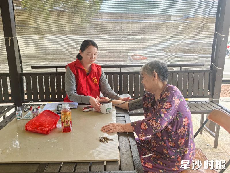 家庭医生正在给居民问诊。社区供图