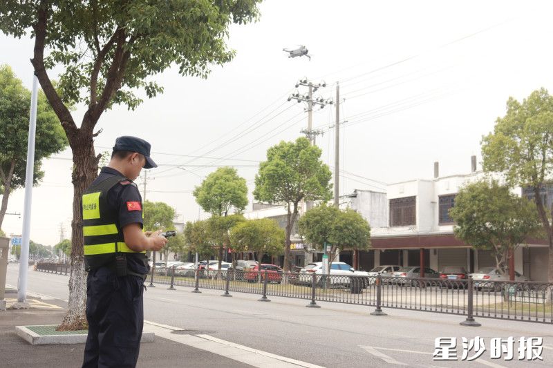 物业工作人员正使用无人机进行日常巡查。