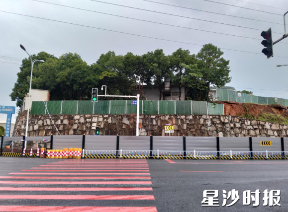 麻石护坡坡上部围墙已拆除。