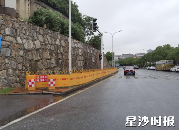 长桥公园至东七路与秀野路路口西侧存在坍塌风险的护坡目前已设置围挡、警示标牌。均为街道供图