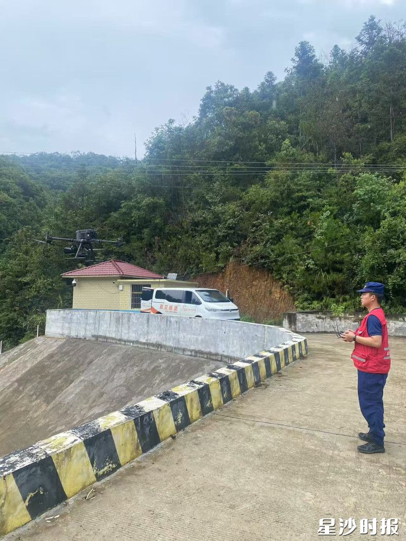 无人机加挂喊话装置,捕捉并劝阻野外违规野外用火行为。长沙县应急管理局供图