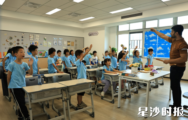 苏外学校暑期夏令营,孩子们正在上外教课。均为学校供图 苏外学校暑期夏令营,孩子们正在上外教课。均为学校供图