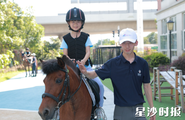 学生体验马术运动课程。 学生体验马术运动课程。